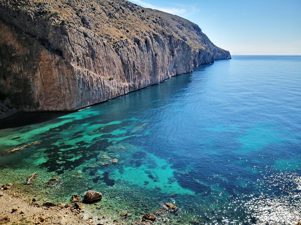 Cala del Mascarat con acantilados y agua turquesa