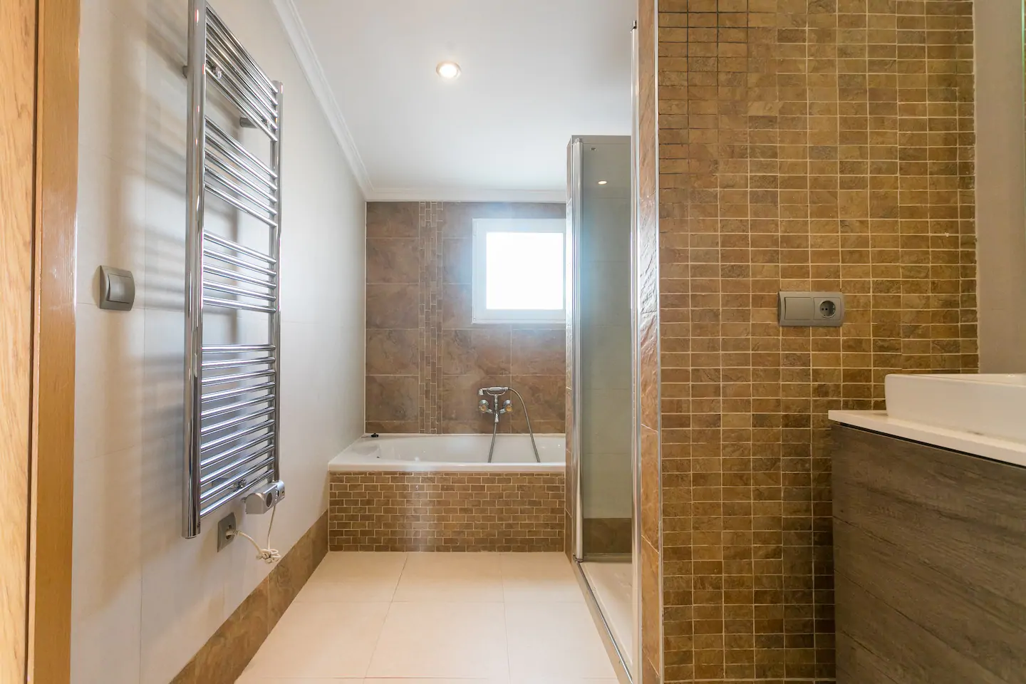 Baño con bañera y toallero