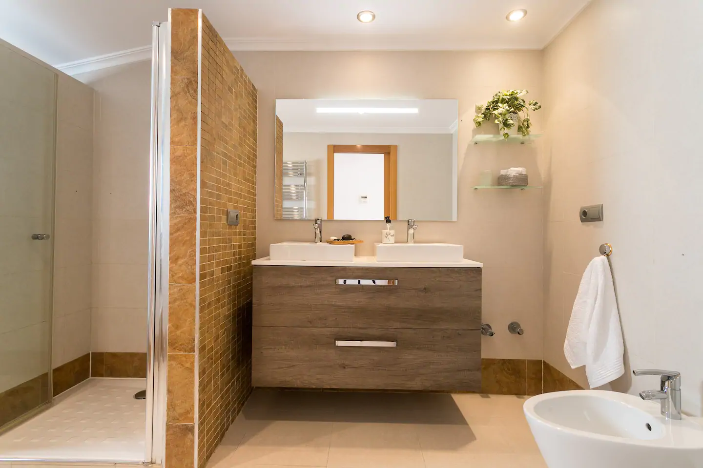 Baño principal con doble lavabo y mosaico