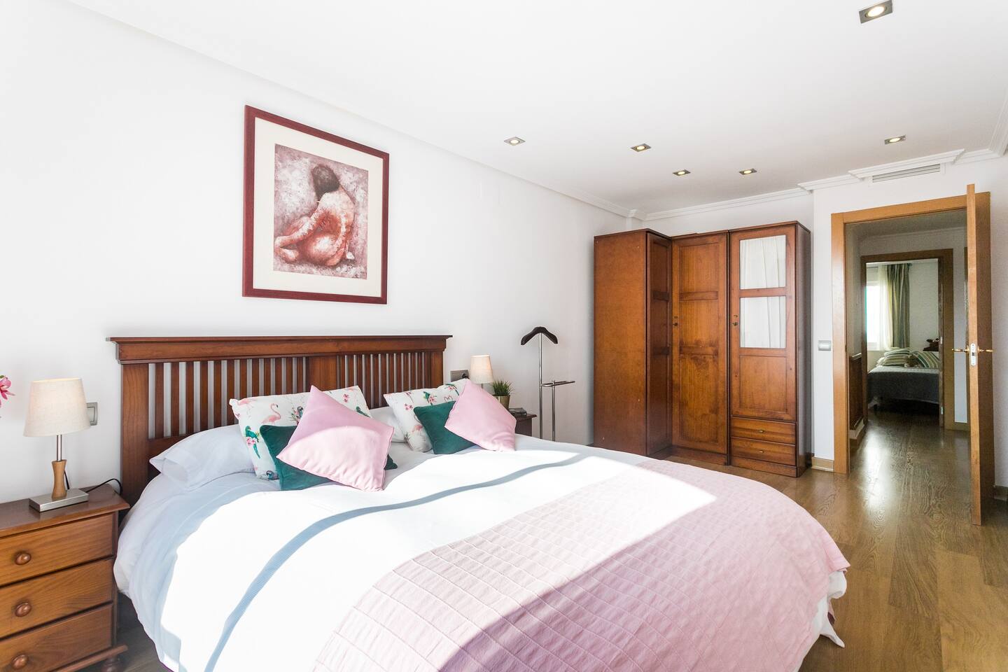 Dormitorio principal con cama de matrimonio