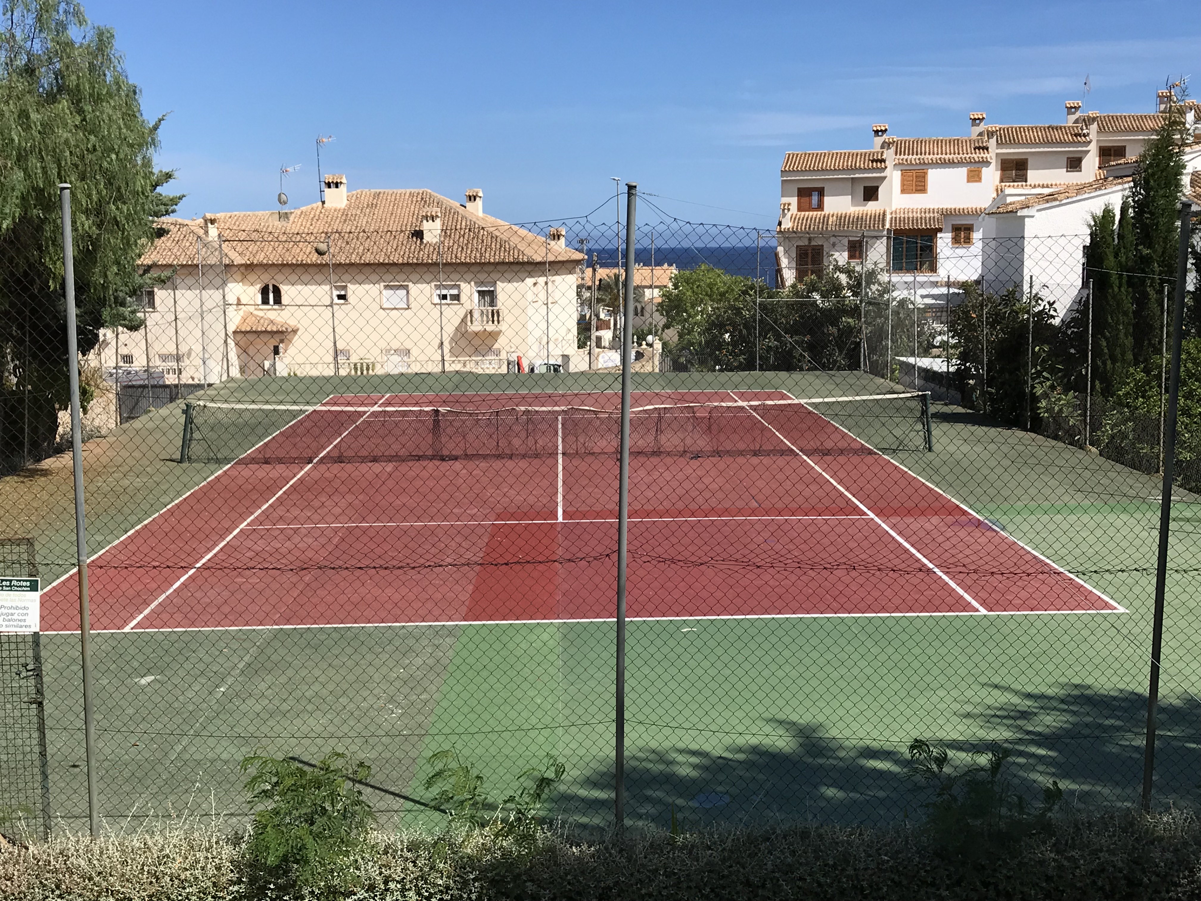 Pista de tenis del complejo residencial